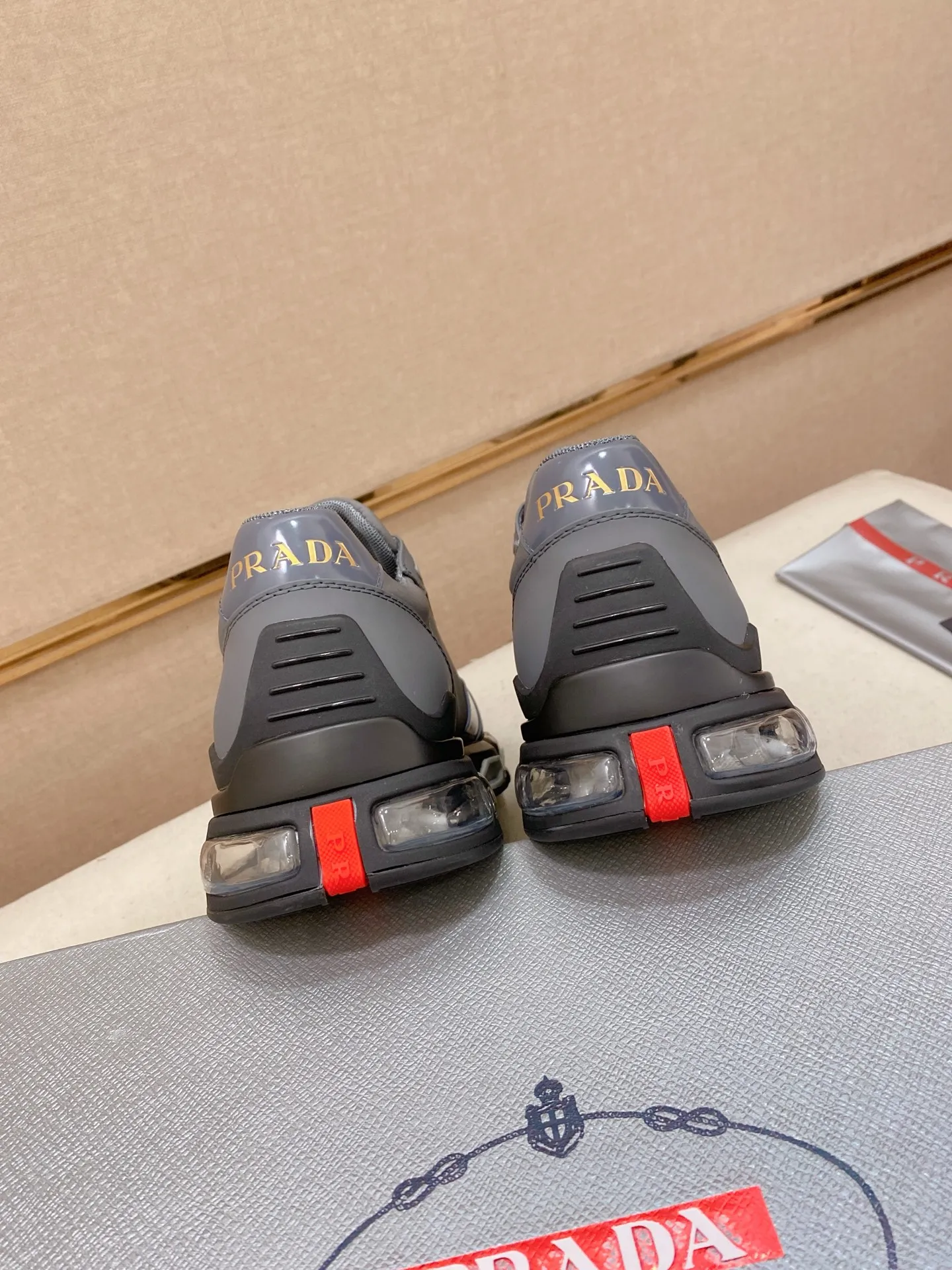 Factory price 640💰 ✔️✔️✔️Higher version High-quality new PRADA (Prada) counters are on the market at the same time. New men's shoes, 😘fabrics imported first-layer cowhide with waterproof materials, purely handmade. Lining: Full cowhide lining. 👍🏿 High-end ☄️ air-cushion molded anti-slip rubber outsole, exquisite lines, simple and elegant, comfortable and high-end for leisure travel. Code number: 38 to 45
